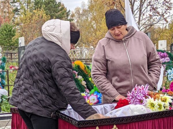 Трагедия в Красной Сопке: в последний путь провели четверых ангелочков