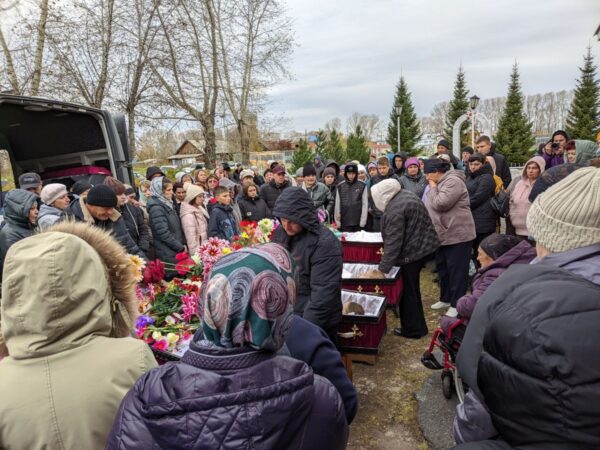 Трагедия в Красной Сопке: в последний путь провели четверых ангелочков