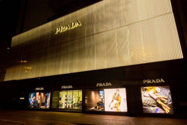 Как отличить поддельную вещь бренда Prada