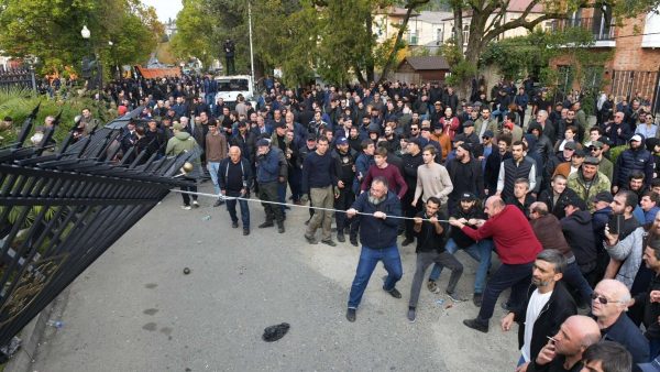 Оппозиция в Абхазии взяла под контроль все правительственные здания Сухума