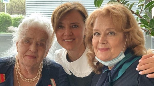 Ветеран военных лет и хранительница семейных традиций: мама Ирины Алферовой отметила 103-летие с дочерью и внучкой, и рассказала о секрете своего долголетия