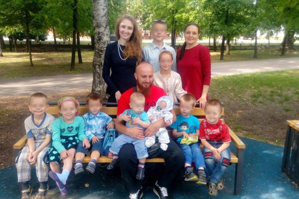 «Я глава собственной маленькой страны», - скандальный многоженец Иван Сухов стал отцом в 30-й раз