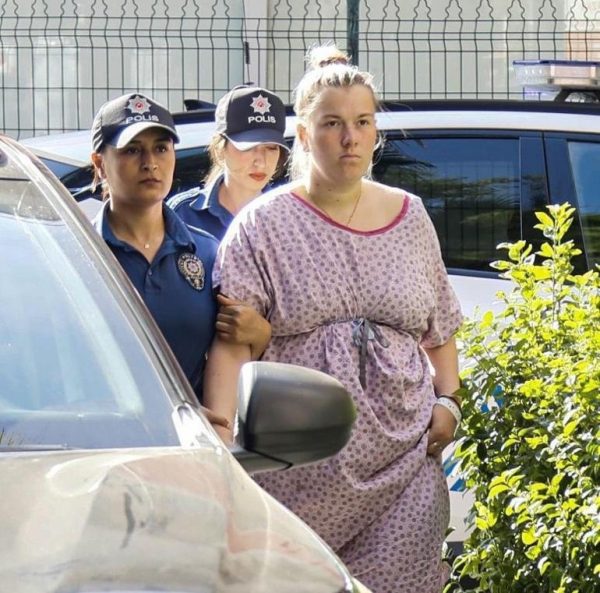 Тюрьма вместо материнства: судьба 18-летней россиянки, которая оставила новорожденную дочь в турецком аэропорту