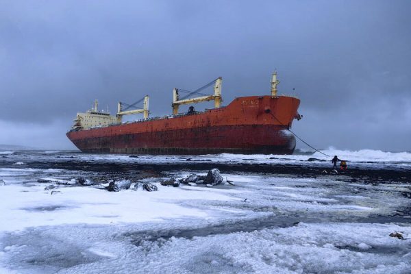 На Сахалине у севшего на мель китайского судна начали устанавливать заграждения