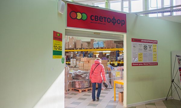 Грязь, просрочка и антисанитария: Роспотребнадзор массово закрывает магазины «Светофоров»