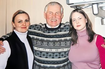 Владимир Гостюхин с дочерьми Ириной и Александрой