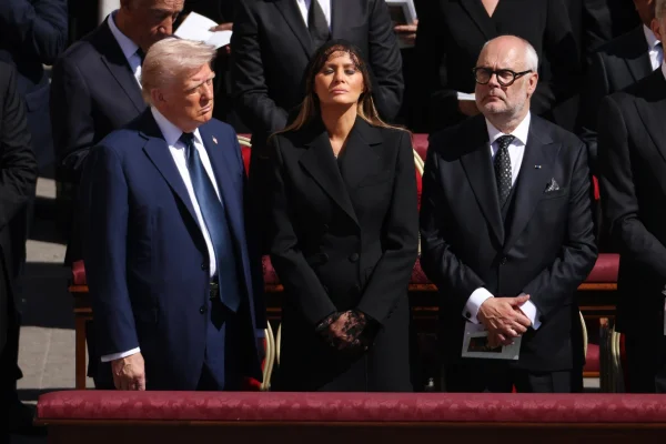 Принц Уильям улыбался, Мелания Трамп была не в себе: мир проводил Папу Римского в последний путь