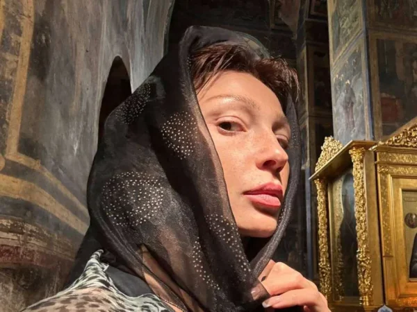 Настя Ивлеева поздравила жителей Петербурга, но фанаты сравнили ее с Брухуновой