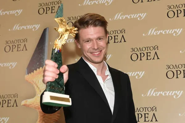 Ефремов-младший лечит звездную болезнь у психолога