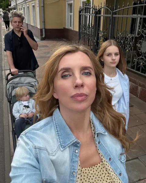 Светлана Бондарчук с мужем и сыном зажгла на прогулке по вечерней Москве