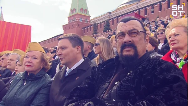 Стивен Сигал на Красной площади: голливудский актёр отмечает День Победы в Москве