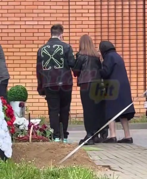 Диана Гурцкая появилась на могиле мужа с возмужавшим сыном
