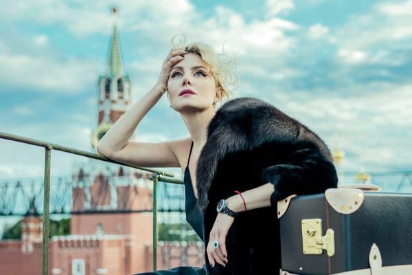 Рената Литвинова продолжает зарабатывать в России, живя во Франции