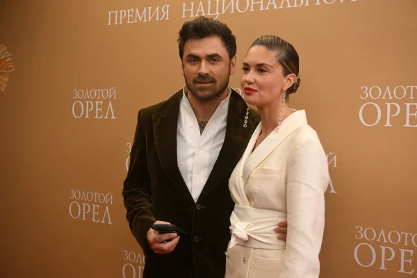 Беременная Агата Муцениеце вышла в свет с Петром Дрангой