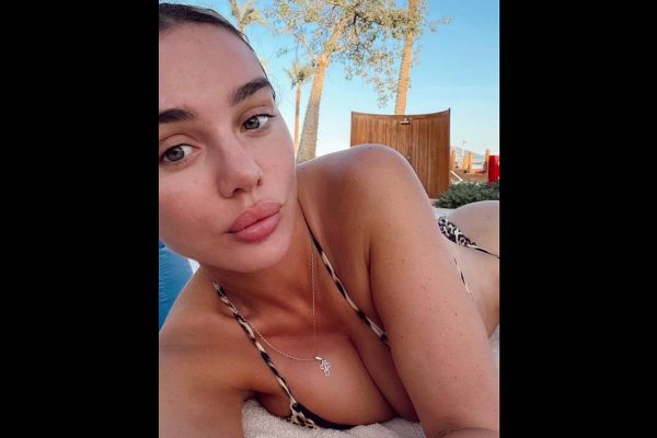 42-летняя Анна Седокова продемонстрировала фигуру в хищном принте