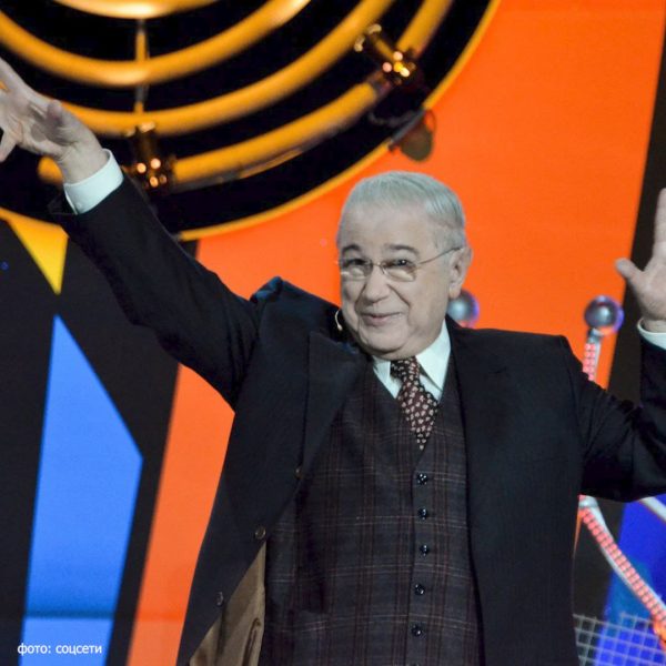 Евгений Петросян с семьёй отдыхает в Турции, пока его ищут врачи