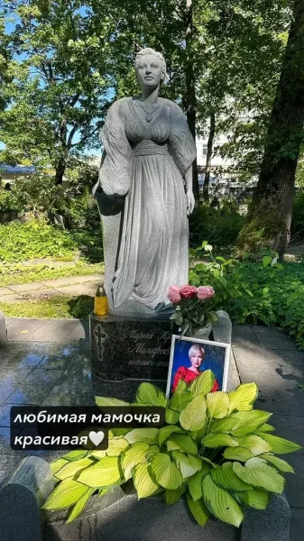 Дочь футболиста Вячеслава Малафеева показала могилу матери, погибшей в ДТП