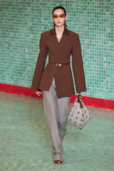Tory Burch весна-лето 2025: спортшик в первом ряду и Ратаковски на подиуме
