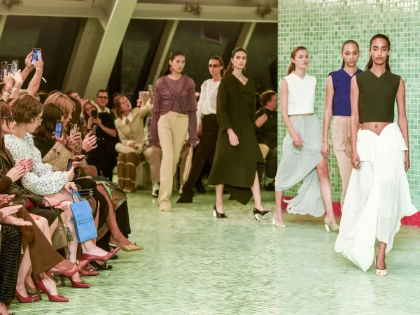 Tory Burch весна-лето 2025: спортшик в первом ряду и Ратаковски на подиуме