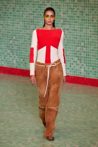 Tory Burch весна-лето 2025: спортшик в первом ряду и Ратаковски на подиуме