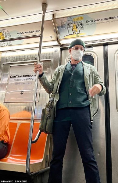 Том Хэнкс в маске спрятался в метро Нью-Йорка