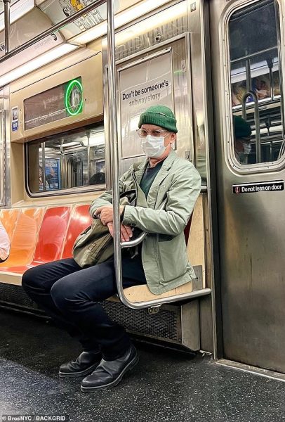 Том Хэнкс в маске спрятался в метро Нью-Йорка