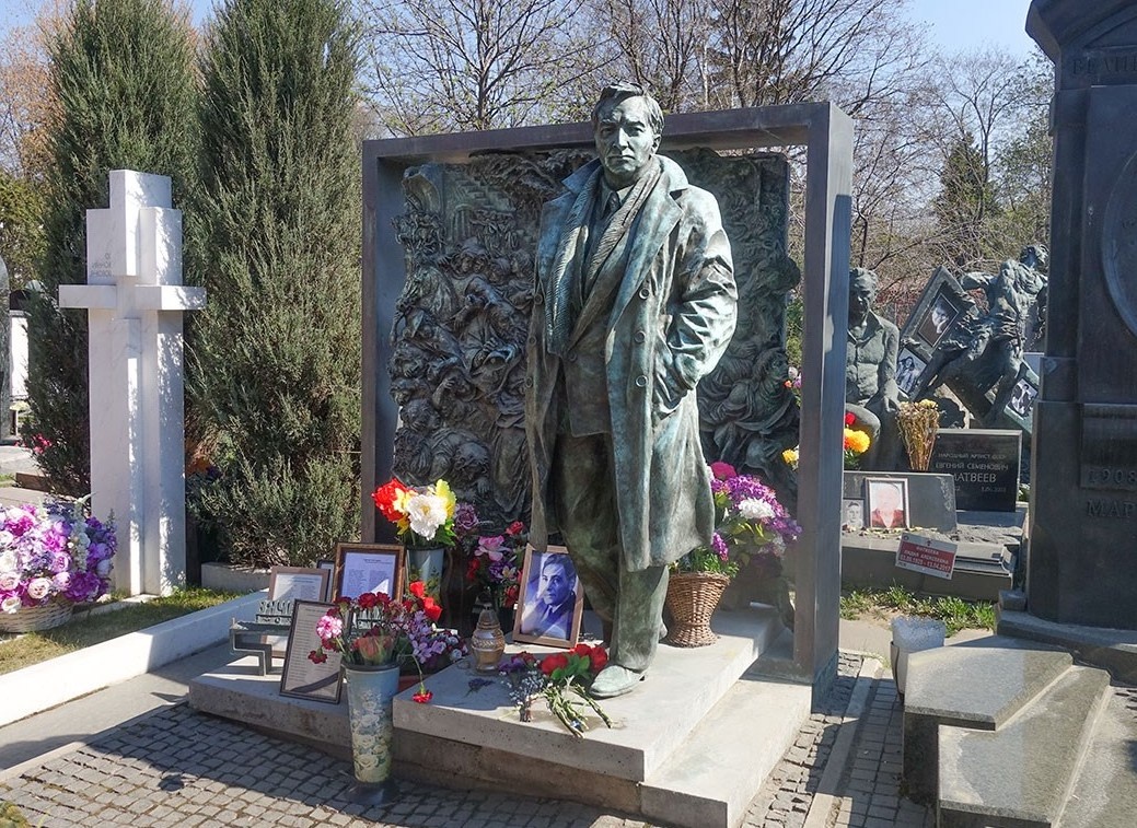Памятник Вячеславу Тихонову