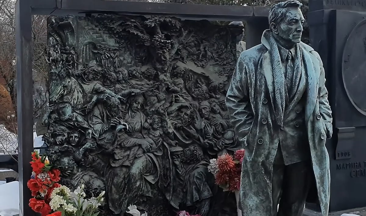 Памятник Вячеславу Тихонову