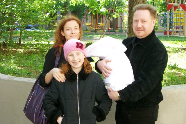 Сын Андрей работате на телевидении, он благополучный семьянин.