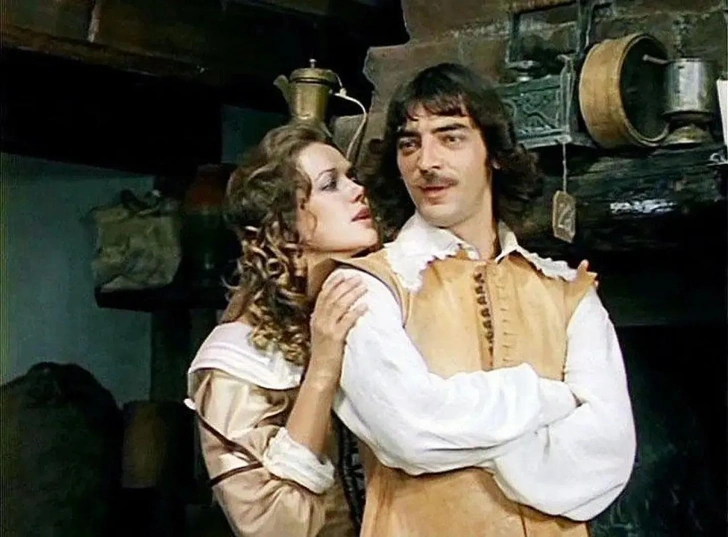 В готовом варианте ленты Констанцию озвучивала Анастасия Вертинская, а за вокал героини отвечала Елена Дриацкая