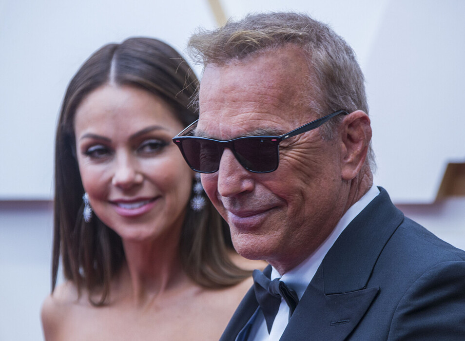 Kevin Costner divorce to Christine Baumgartner