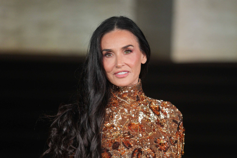 Мур обняла бывшего мужа Джоли: что это значит?