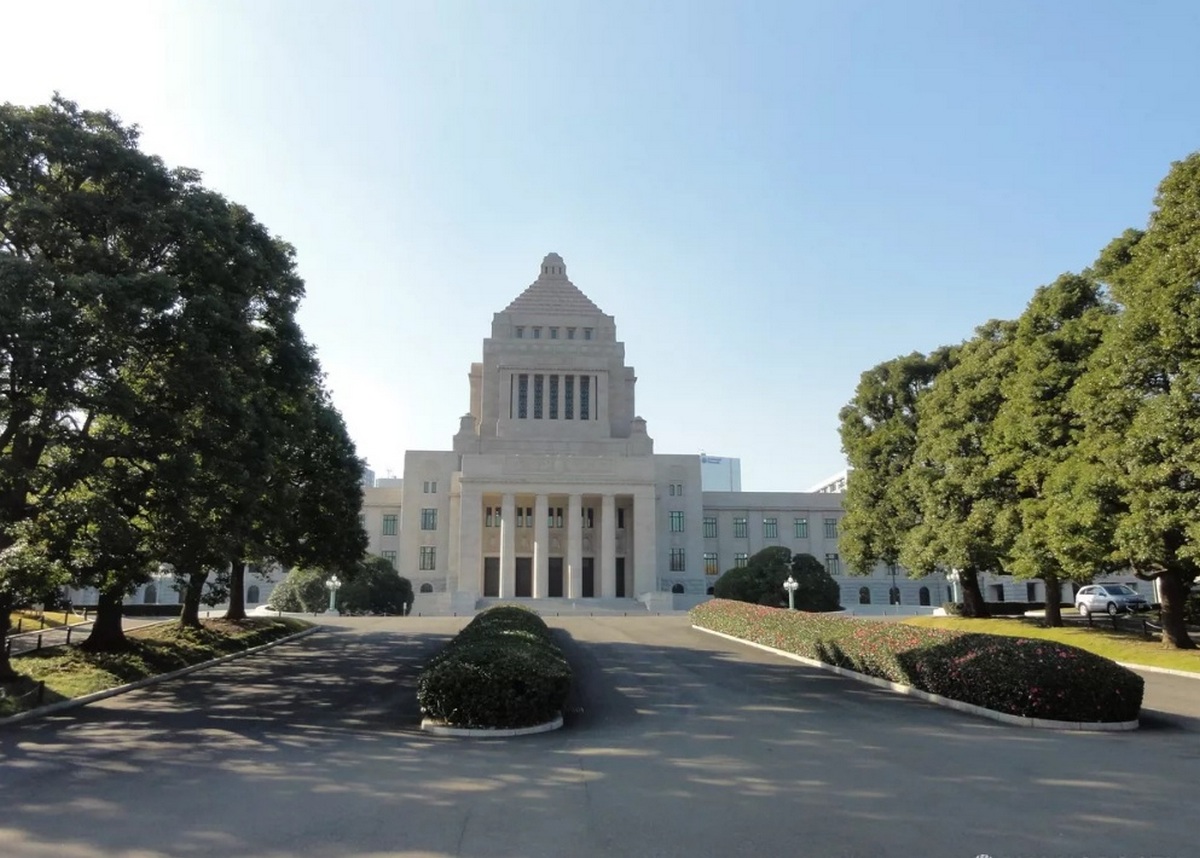 Фото со сторонником Гитлера, борьба с прессой, байк, скандалы и власть: что скрывает новая премьер-министр Японии