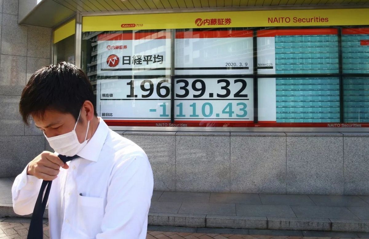 Фото со сторонником Гитлера, борьба с прессой, байк, скандалы и власть: что скрывает новая премьер-министр Японии