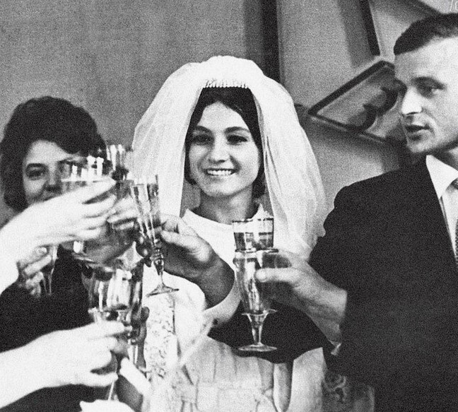 Вы не поверите, как выглядели эти звёзды на своих свадьбах!