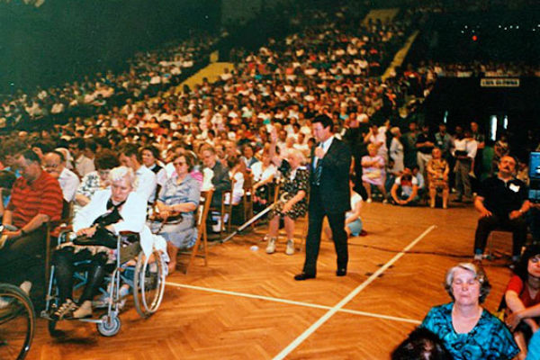 Огромное количество людей мечтали попасть на прием к целителю | Источник: Официальный сайт Анатолия Кашпировского