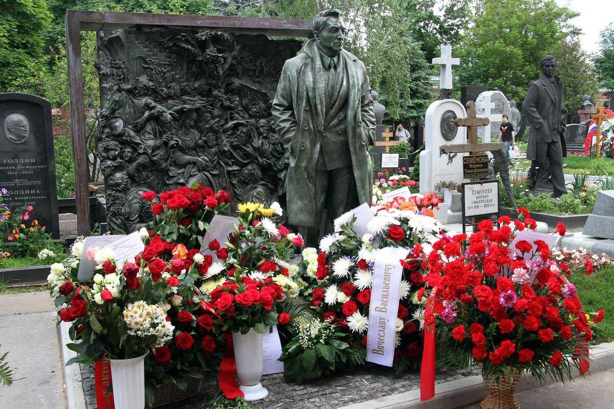 Памятник Вячеславу Тихонову