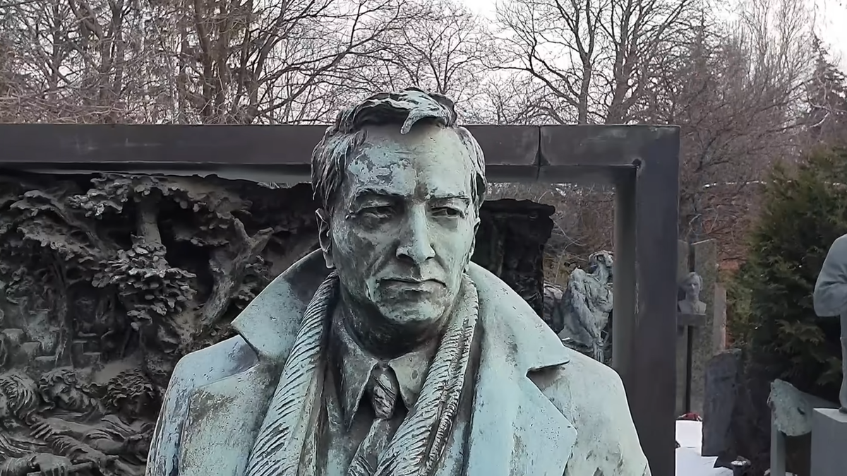 Памятник Вячеславу Тихонову