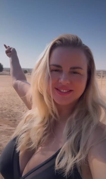 «Он меня очень сильно любит»: Анна Семенович в купальнике предстала без макияжа