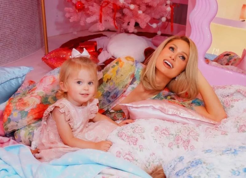 «Ты — та самая девочка, о которой я всегда мечтала»: 43-летняя Пэрис Хилтон впервые показала дочь