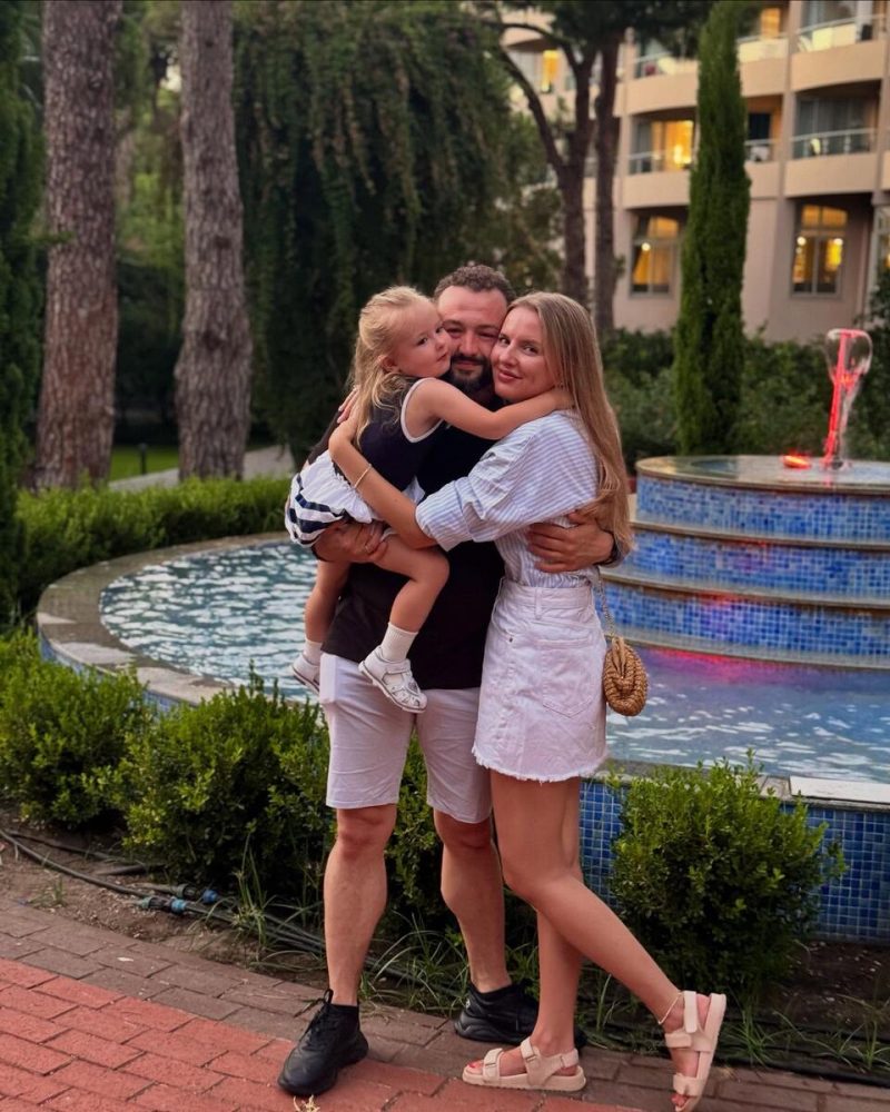 «Он скрывался от нее в шкафу»: почему звезда «Бандитского Петербурга» 11 лет не мог развестись с актрисой Аугшкап