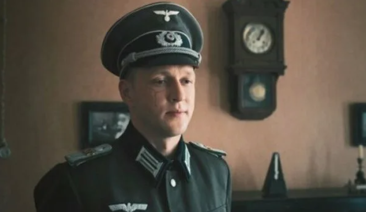 «Не верили в их брак из-за возраста»: почему известный 34-летний актер, отец двух дочек, не стал отцом с 42-летней женой, и как выглядит его новая избранница?