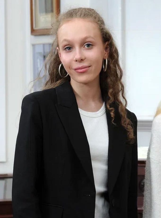 «Не хочу, чтобы мощный ум ушёл в мою профессию»: как сложились судьбы дочерей 45-летней Ольги Ломоносовой?