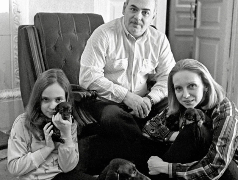 «Он мне не изменял, он жил в другом браке»: как 18-летняя актриса увела 41-летнего Равиковича и чем закончилась их история