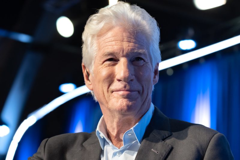 «Научите их быть добрыми к насекомым»: Ричард Гир рассказал, как Далай-лама изменил его подход к воспитанию детей