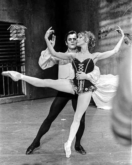 «Кто бы мог подумать, что наша Наташка останется»: как балерина Макарова бросила СССР, мать и театр, а потом сама устроила Барышникова в Америке