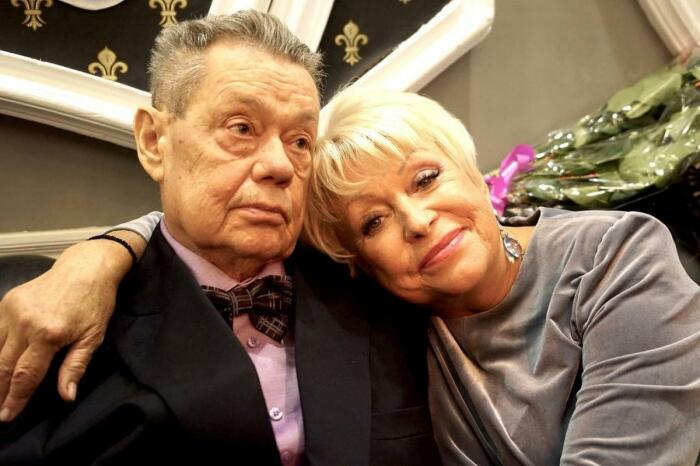 76 лет, цветные волосы и новый роман: как сейчас живет вдова Караченцова