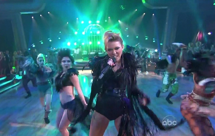 Образ Майли стал более дерзким, а в вокал добавилась хрипотца и низы