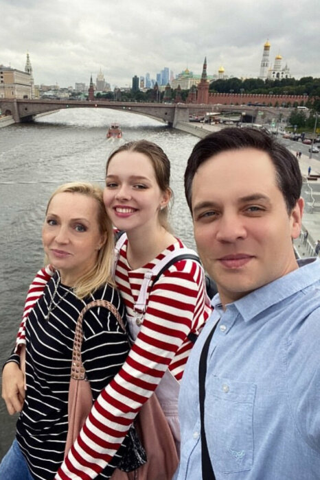 «Ему 21, ей 40»: 6 российских актёров, которые нашли счастье в союзе с женщинами намного старше