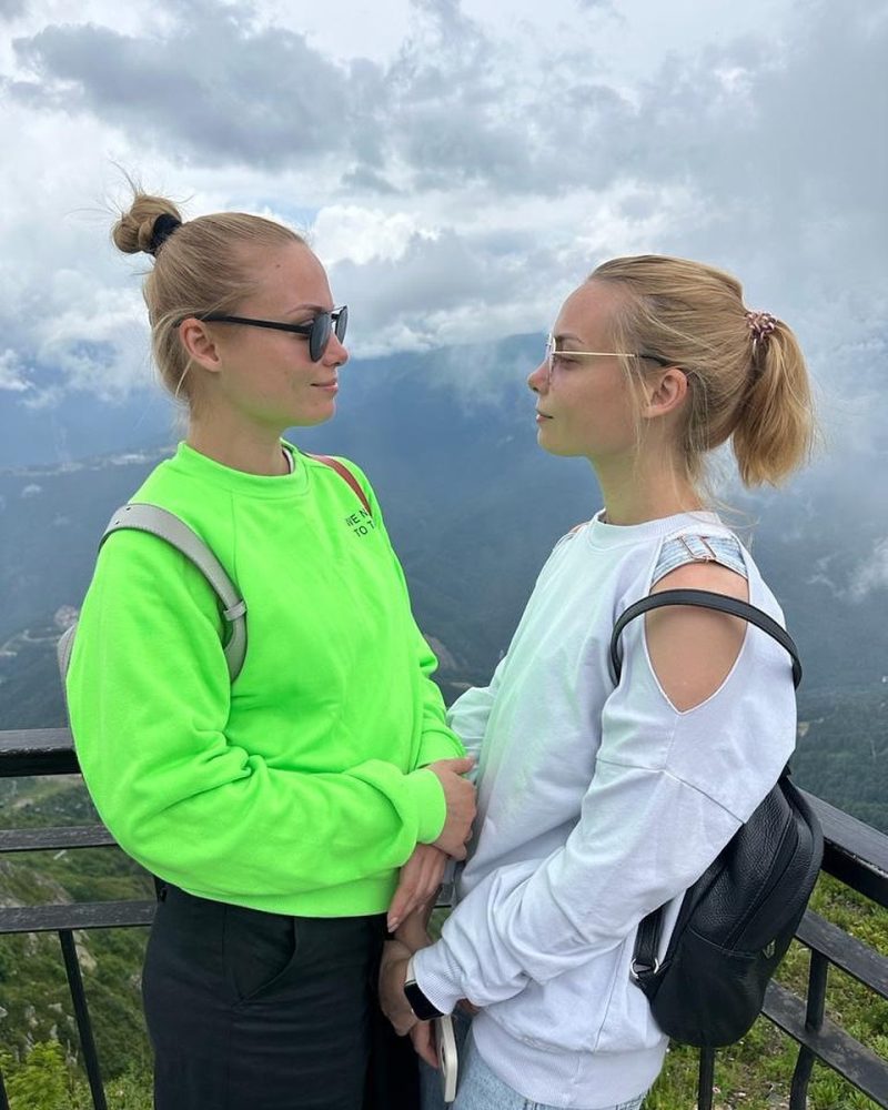 «Не смогла привыкнуть к фамилии отца»: почему дочь Татьяны Арнтгольц, 16 лет, взяла фамилию матери, а дочь Ольги — точная копия отца